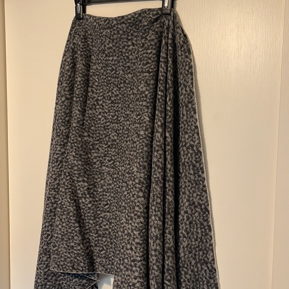 Grey animal print wool scarf - Picture 2 of 4
